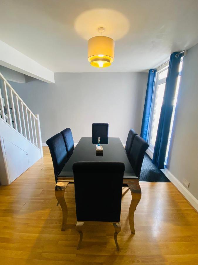 Medway Getaway - 3 Bed Home With Luxury Bathroom Chatham  Exterior photo